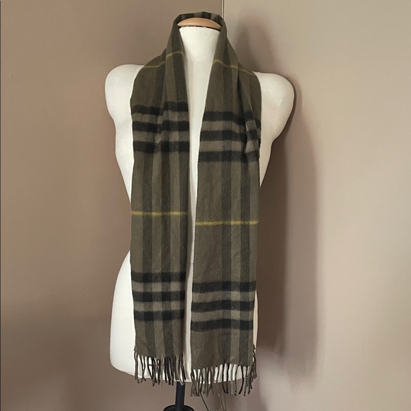 Burberry 100 % cashmere men’s Scarf made in Scotland